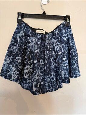 Abercrombie & Fitch Blue and White Floral Flowy Shorts Women's Size XS (L1)